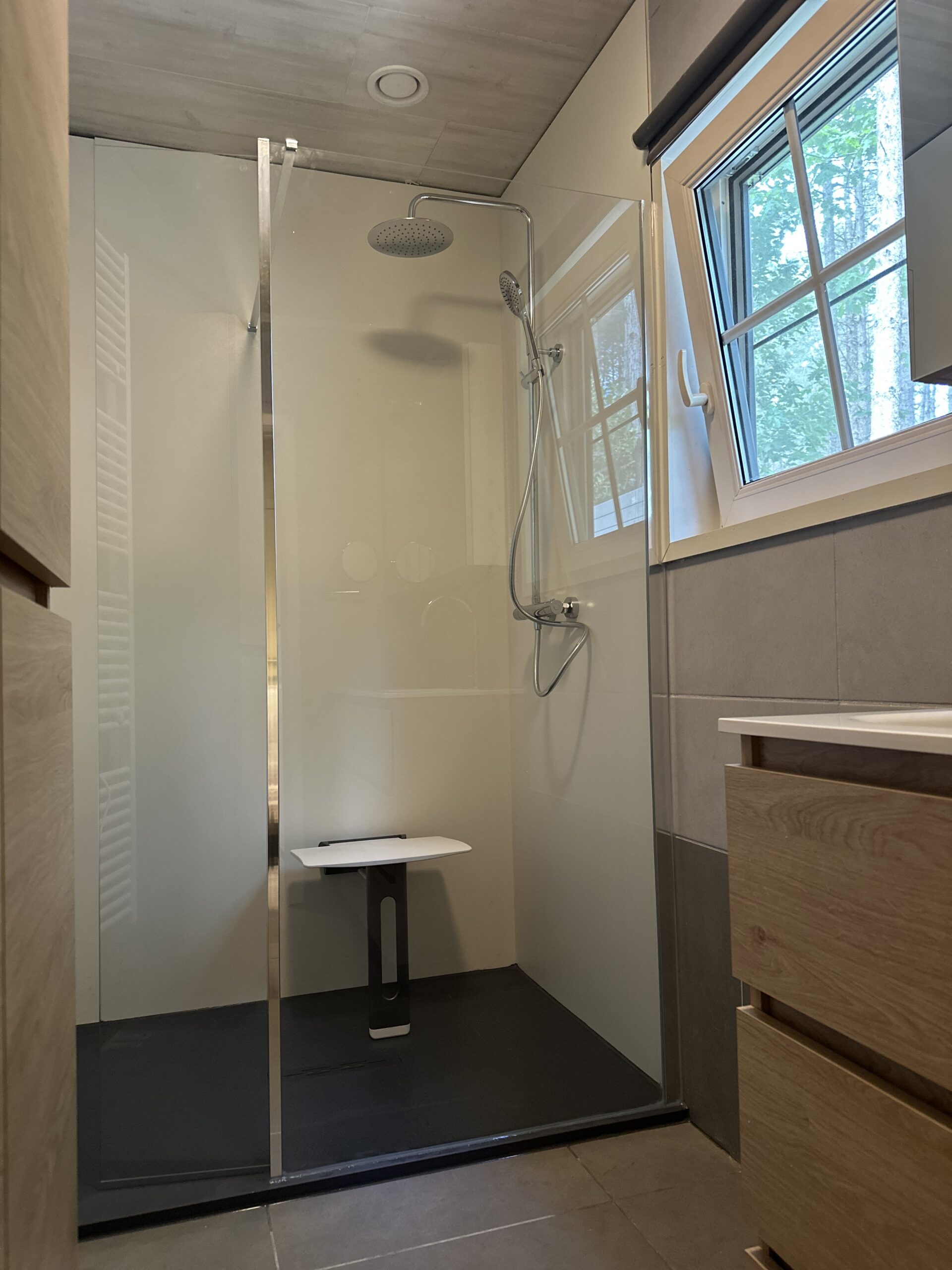 Afwerking wandpanelen badkamer