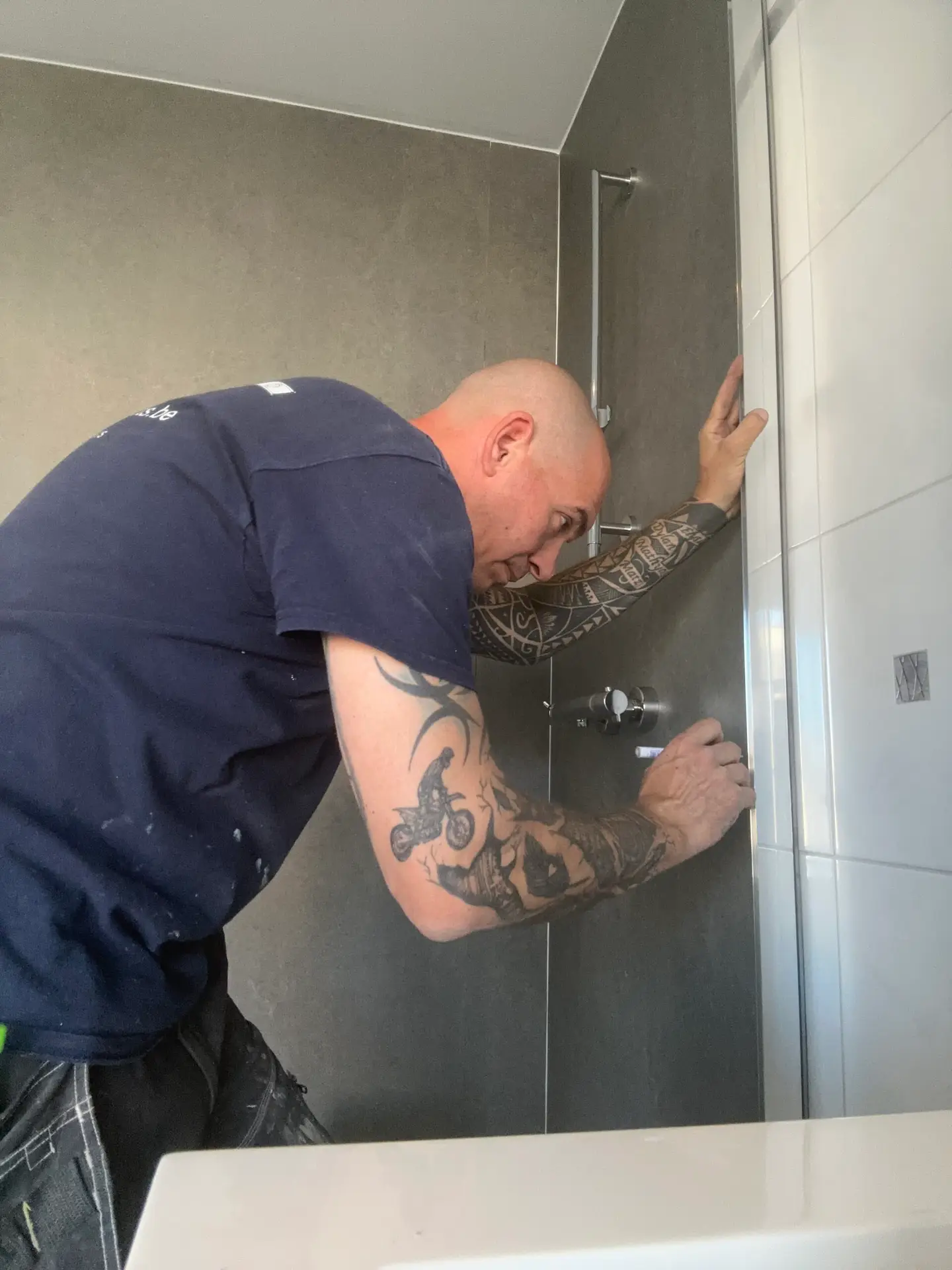 Kevin plaatst een douchewand